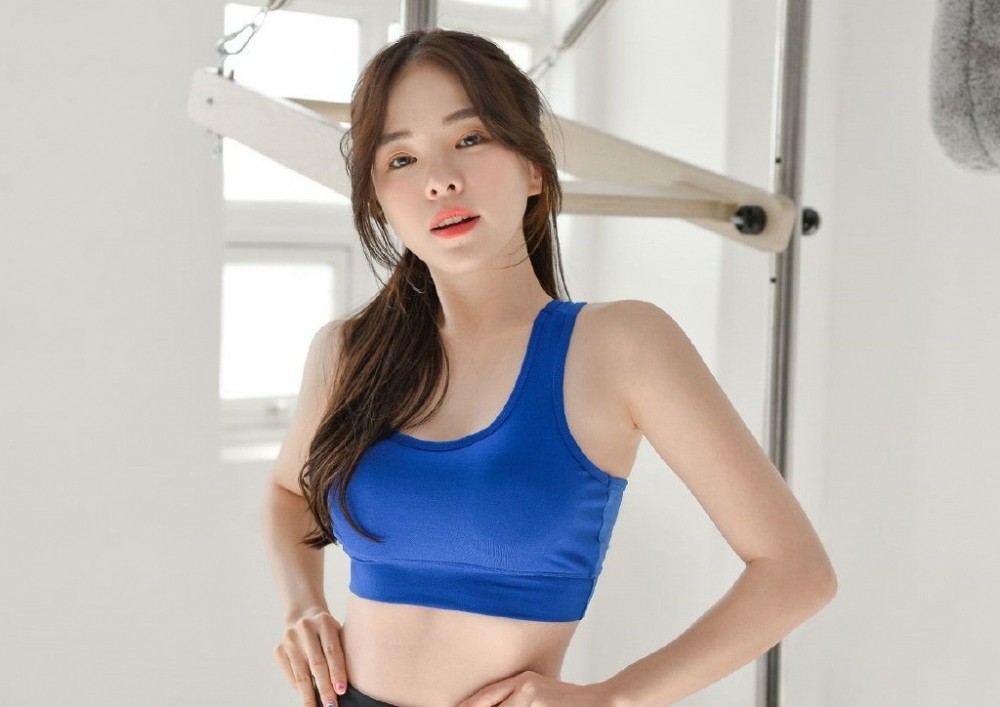 韩国健身女教练丰乳翘臀运动小蛮腰性感模特摄影写真