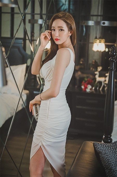 韩国深V爆乳美女模特浑圆大奶子性感气质摄影艺术写真