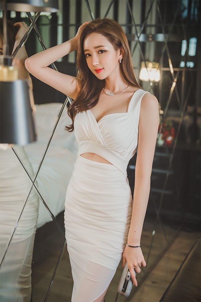 韩国深V爆乳美女模特浑圆大奶子性感气质摄影艺术写真